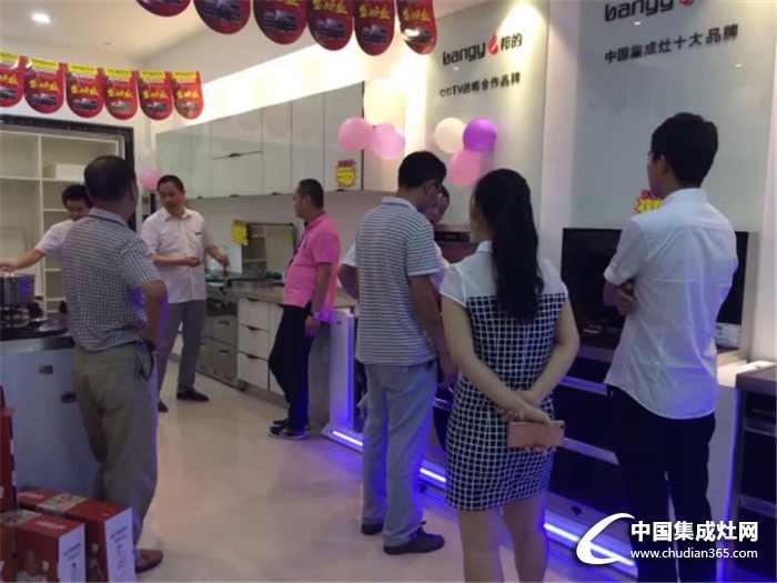 邦的福州專賣店盛大開業(yè)，“偉人”親臨現(xiàn)場