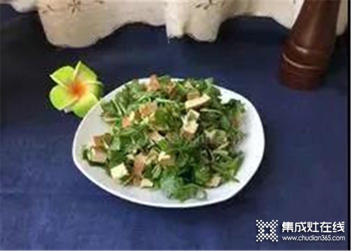 力巨人今天教大家做一款涼拌馬蘭頭，清新可口，營(yíng)養(yǎng)又豐富~