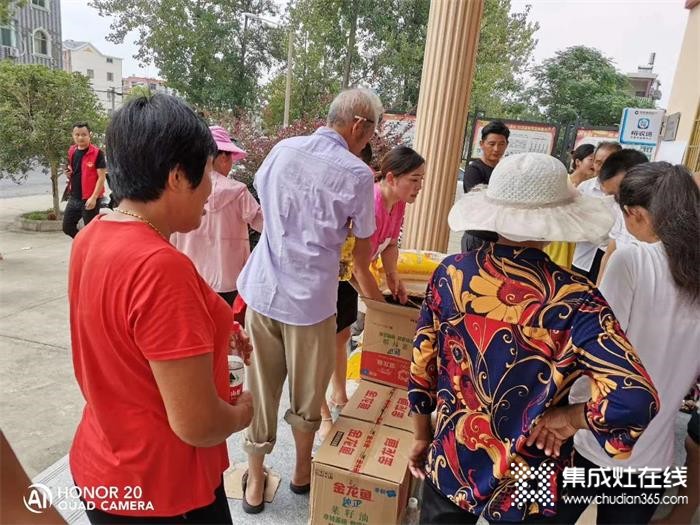 洪水無(wú)情，人間有情！潮邦集成灶鄱陽(yáng)店為油墩街受災(zāi)群眾捐贈(zèng)物資